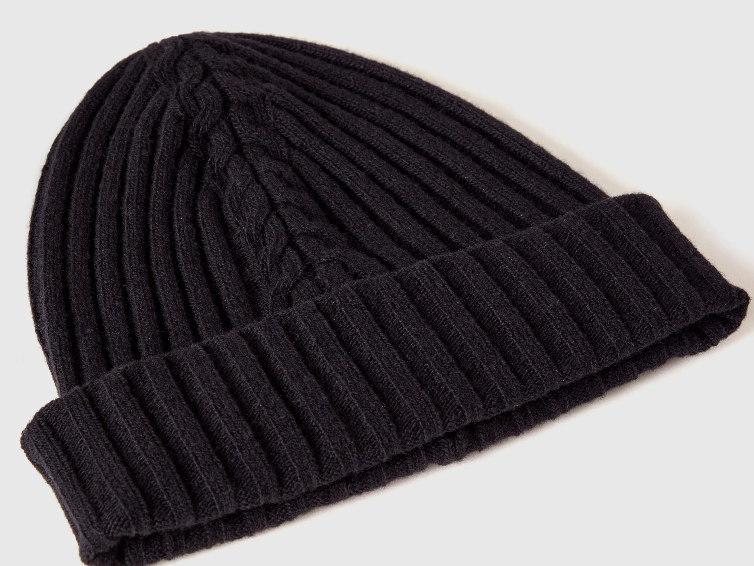 Hat with cable knit - Black | Benetton