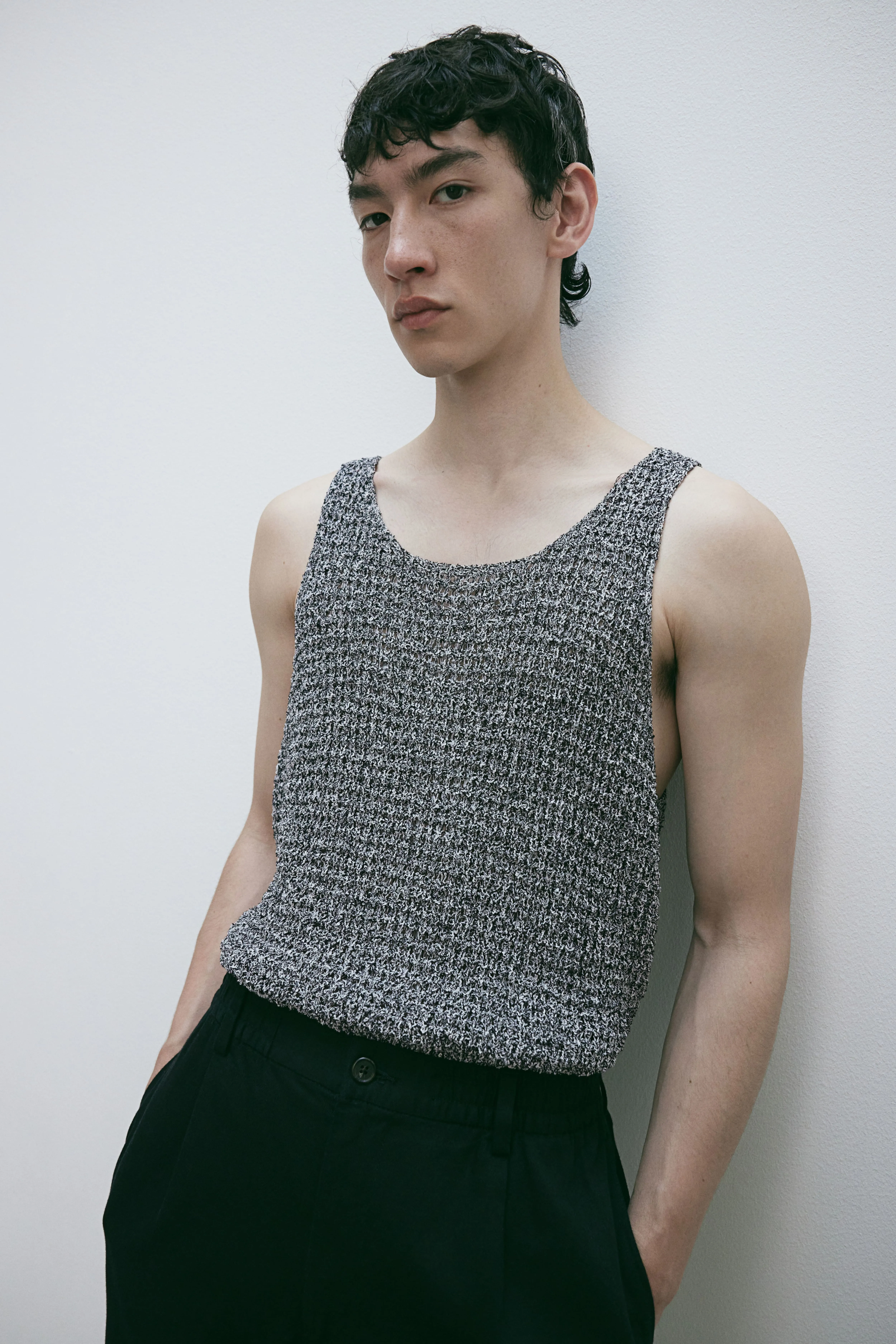 Slim Fit Knitted vest top - Deep neckline - Sleeveless - Dark grey - Men | H&M GB