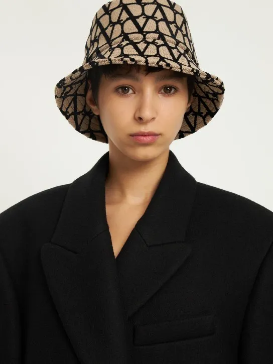 Valentino Garavani   Vlogo monogram bucket hat 